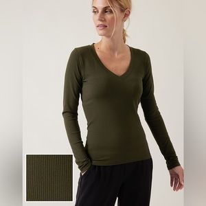 Athleta Renew seamless ribbed V-neck long sleeve Medium olive green